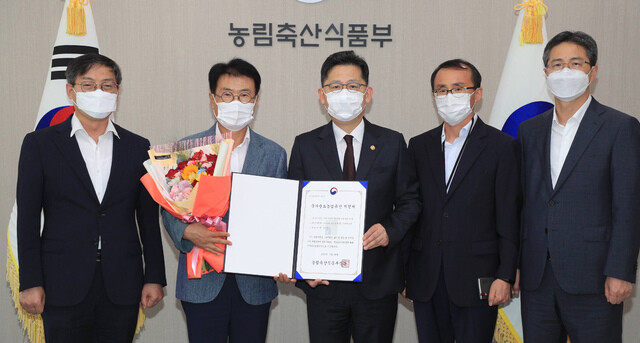 왼쪽 둘째부터 이승욱 강진군수와 김현수 농림축산식품부 장관. 농식품부 제공