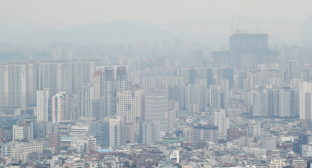 29일 오후 서울 남산에서 바라본 도심 아파트 모습. 연합뉴스