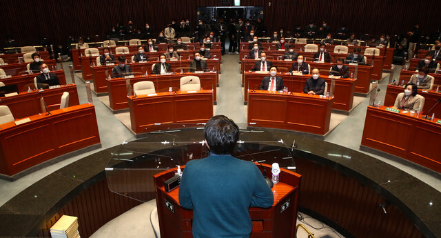 6일 오후 국회에서 열린 국민의힘 의원총회에서 참석 의원들이 이준석 대표의 발언을 듣고 있다. 공동취재사진