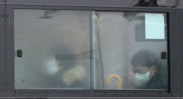 서울에 굵은 빗방울이 떨어진 25일 오전 서울 종로구 광화문 네거리 일대에서 한 버스의 뿌연 창문 너머로 마스크를 쓴 승객들의 모습이 보이고 있다. 백소아 기자 thanks@hani.co.kr