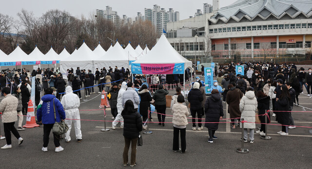 13일 오후 송파구 잠실종합운동장 제2주차장 선별진료소에서 시민들이 검사를 받기 위해 줄을 서있다. 연합뉴스