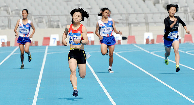 2014년 인천 장애인아시안게임 여자 200m 결승에서 선두로 달리고 있는 전민재 선수. 연합뉴스