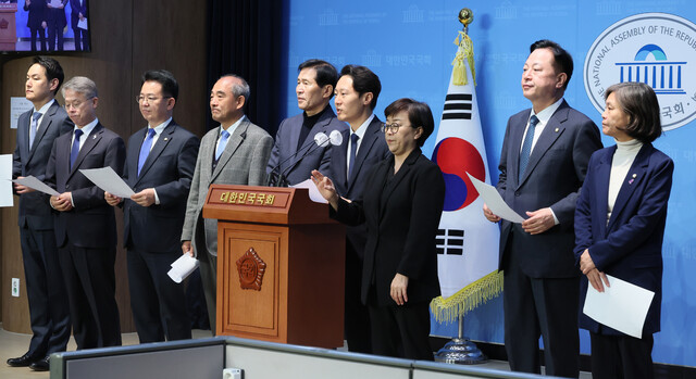 더불어민주당 의원들이 지난 15일 국회 소통관에서 기자회견을 열고 당 지도부를 향해 '위성정당 방지법'을 당론으로 추진하라고 촉구하고 있다. 연합뉴스