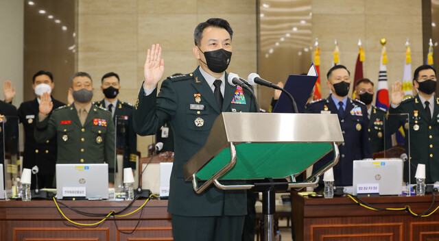 김승겸 합참의장이 6일 서울 용산구 합동참모본부에서 열린 국회 국방위원회 국정감사에서 증인선서를 하고 있다. 연합뉴스