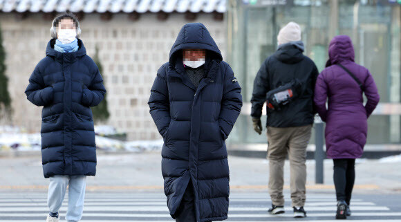 한파특보가 발효된 18일 오전 서울시청 앞에서 시민들이 발걸음을 옮기고 있다. 연합뉴스