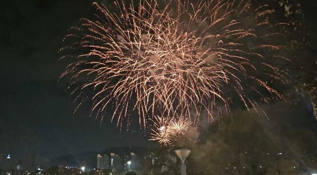 지난 4일 전주 전북혁신도시에서 골목상권을 위한 축제에서 불꽃놀이가 이뤄지고 있다. 전주시 제공