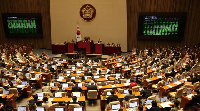 지난 8일 국회 본회의에서 각종 법안이 처리되고 있다. 납품단가 연동제 도입을 의무화하는 내용을 담은 ‘대·중소기업 상생협력 촉진에 관한 법률’(상생협력법) 개정안도 이날 통과됐다. 연합뉴스