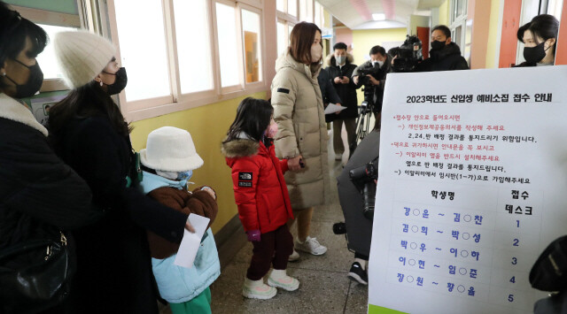 지난 달 4일 오후 서울 한 초등학교 예비소집에 참석한 예비 초등학생과 학부모들이 접수를 하기 위해 줄을 서있다(사진은 특정 기사 내용과 관계 없음). 김경호 선임기자 jijae@hani.co.kr