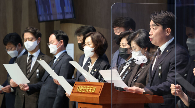 더불어민주당 내 최대의견그룹 ‘더좋은미래’ 대표인 강훈식 의원과 소속 의원들. 연합뉴스