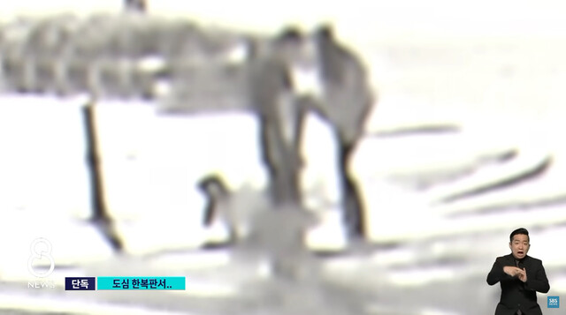 중학생 딸이 부모로부터 폭행을 당하고 있는 장면을 담은 폐회로티브이(CCTV) 장면. &lt;에스비에스&gt;(SBS) 방송화면 갈무리
