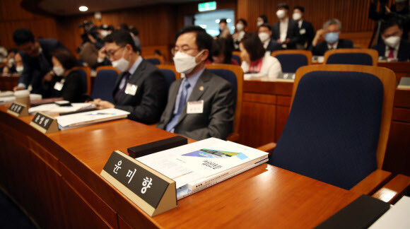 20일 오전 국회 헌정기념관 대강당에서 열린 제21대 국회 초선의원 의정연찬회에서 더불어민주당 윤미향 당선인의 자리가 비어있다. 연합뉴스.