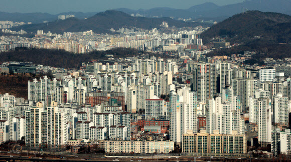 지난 24일 서울 여의도 63스퀘어 전망대에서 바라본 아파트. 연합뉴스