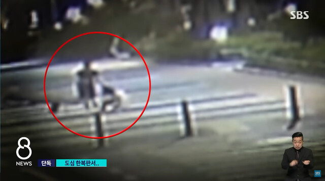 중학생 딸이 아빠 ㄱ씨로부터 폭행을 당하고 있는 장면을 담은 폐회로티브이(CCTV) 장면. &lt;에스비에스&gt;(SBS) 방송화면 갈무리