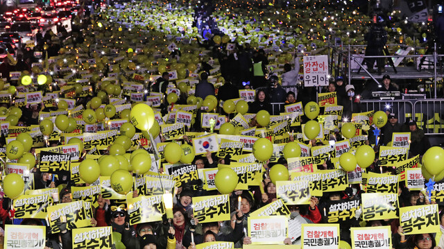 30일 저녁 서울 여의대로에서 열린 검찰개혁, 공수처 설치 촉구 촛불문화제에서 참가자들이 노란 풍선과 촛불을 들고 구호를 외치고 있다. 김명진 기자 littleprince@hani.co.kr 김명진 기자