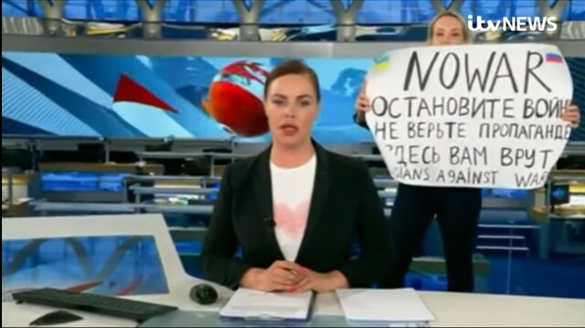 14일(모스크바 시각) 밤 러시아 국영 채널1 텔레비전 뉴스 생방송 도중 이 방송사 직원 마리나 오브샤니코바가 기습적으로 끼어들어 우크라이나 전쟁에 반대하는 시위를 하고 있다. 유튜브 화면 갈무리.