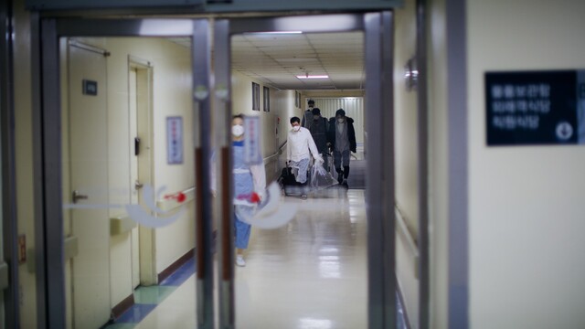 지난 2일 검사 결과 음성 판정을 받고 새벽 6시 짐을 꾸려 병실 밖으로 이동하는 우한 교민들. 국립중앙의료원 제공