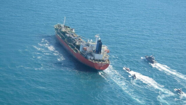 4일(한국시각) 호르무즈 해협에서 한국 국적 유조선 ‘한국케미'에 접근하는 이란 혁명수비대 해군 함정. 로이터 연합뉴스