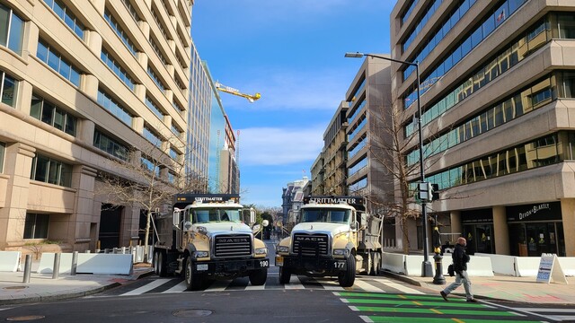 16일 오후(현지시각) 미국 백악관으로 향하는 길목을 트럭이 막고 있다. 워싱턴/황준범 특파원