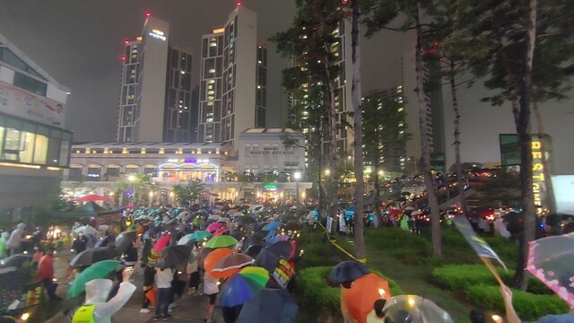 지난 15일 오후 경기도 김포시 장기동 한강중앙공원 일대에서 경기 김포·인천 검단 시민들로 구성된 김포검단교통시민연대가 GTX-D 노선의 서울 직결 등을 요구하며 촛불 집회를 하고 있다.[독자 촬영 제공] 연합뉴스