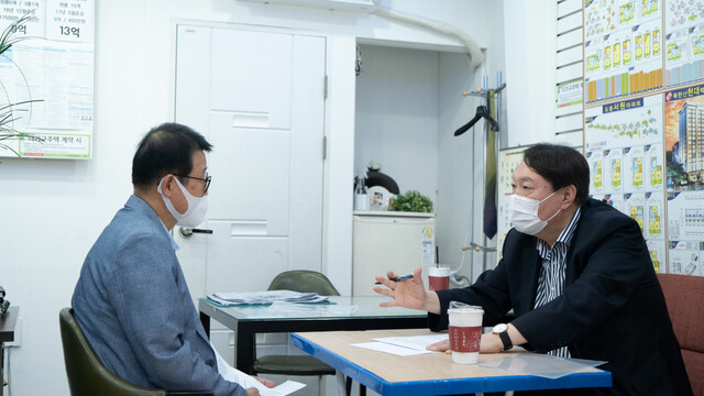 윤석열 전 검찰총장이 13일 ‘윤석열이 듣습니다’ 다섯 번째 행보로 서울 도봉구 한 부동산 중개소를 방문해 방진기 중개사협회도봉지회장과 대화하고 있다. 윤석열 캠프 제공