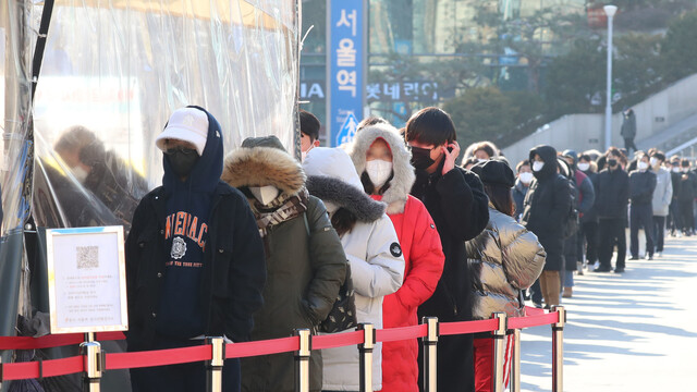 서울 영하 4도 등 전국적으로 기온이 떨어진 17일 오전 서울역 선별진료소 앞에서 시민들이 코로나19 검사를 받기 위해 옷을 단단히 여맨 채 순서를 기다리고 있다. 중앙방역대책본부는 이날 0시 기준으로 신규 확진자가 7435명 늘어 누적 확진자 수가 55만1551명이라고 밝혔다. 신소영 기자 viator@hani.co.kr