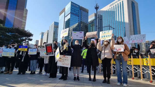 27일 오후 국내 거주하는 러시아인들이 서울 종로구 보신각 앞에서 전쟁 반대 집회를 열고 있다. 서혜미 기자