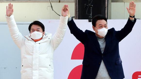 윤석열 국민의힘 대선 후보가 7일 오전 경기 하남시 신장동 스타필드 앞에서 안철수 국민의당 대표와 함께 유세하고 있다. 공동취재사진