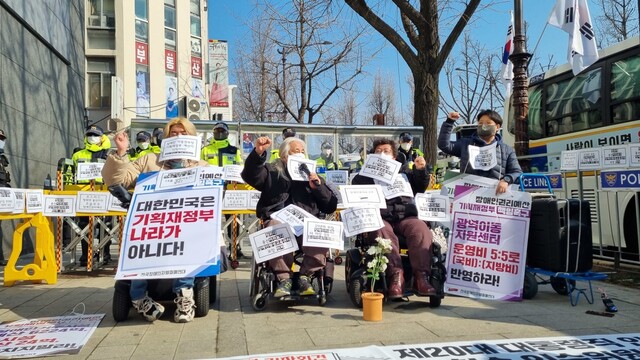 22일 오전 9시께, 서울 종로구 금융감독원 연수원 인근에서 전국장애인차별철폐연대가 기자회견을 열고 있다. 서혜미 기자