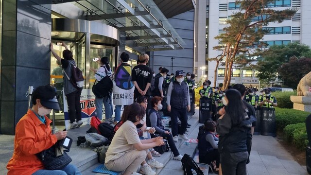 도시가스 안전점검원들, 서울시청서 면담 요구하다 경찰 연행
