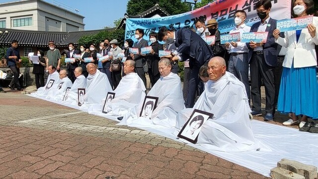 지난달 10일 오전 9시20분께 서울 중구 대한성공회주교좌 성당 앞에서 민주유공자법 제정을 촉구하는 전국민족민주유가족협의회 삭발식이 진행됐다. 한겨레 자료사진