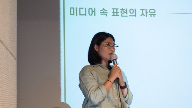 지난 3일 서울 마포구의 문화공간 너나들이에서 아름다운재단 ‘열여덟 어른’ 캠페인이 주최하는 ‘MZ세대, 열여덟 어른의 내일을 말하다’ 청년 토론회가 열렸다. 이날 자립준비청년(보호종료 아동) 당사자인 ‘열여덟 어른’ 손자영 캠페이너와 미디어∙사회복지 전공 대학생들이 모여 미디어가 자립준비 청년 캐릭터를 다루는 방법과 사회 인식 개선에 관해 의견을 나눴다. 아름다운재단 제공