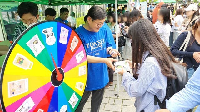 편의점 씨유가 연세대와 고려대 축제에서 자사 디저트 제품을 나눠주는 행사를 펼치고 있다. 씨유 제공