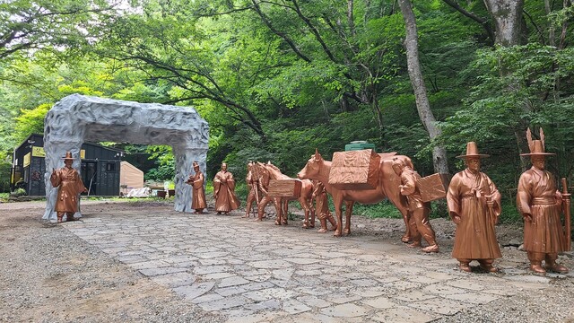 전북 정읍시는 임진왜란 당시 조선왕조실록 등을 전주사고에서 정읍 내장산으로 옮기는 행렬을 재현한 조형물을 최근 내장산에 설치했다. 정읍시 제공