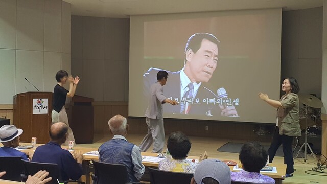 영화 상영이 끝난 뒤 한 어르신이 무대에서 춤을 추고 있다. 장수지역활력센터 제공