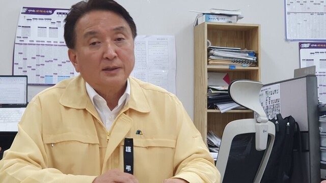 김영환 충북도지사가 20일 충북도청 기자실을 찾아 앞서 오송 지하차도 침수 참사 합동분향소에서 “오송 현장에 일찍 갔다고 상황이 바뀔 것은 없었다”고 말한 것에 대해 해명하고 있다. 오윤주 기자 sting@hani.co.kr