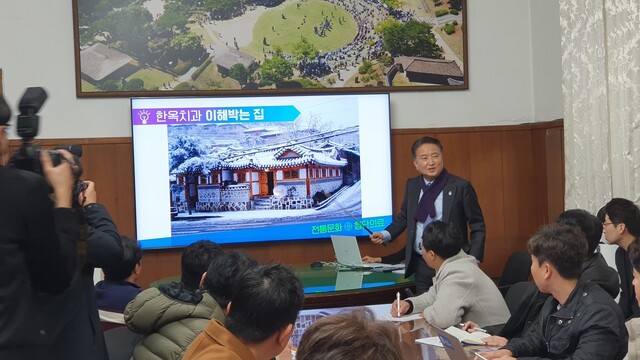 김영환 충북지사가 11일 오후 기자회견을 열어 자신의 부동산을 통한 지역 업체와 돈거래 상황을 설명하고 있다. 오윤주 기자