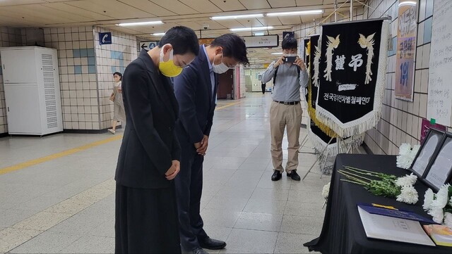 27일 오후 5시께 장혜영 정의당 의원과 조성주 정의당 마포구청장 후보가 서울 삼각지역에 설치된 발달장애인 추모 분향소를 방문했다. 박지영 기자