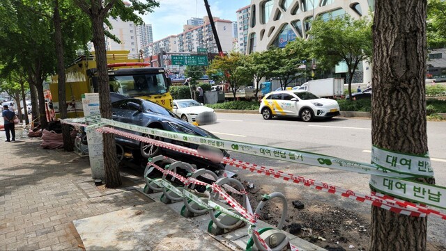 11일 오후 서울 서초구 BNK디지털타워 앞에 한 한 차량이 뒷바퀴를 자전거 거치대에 올린 채 세워져 있다. 고병찬 기자