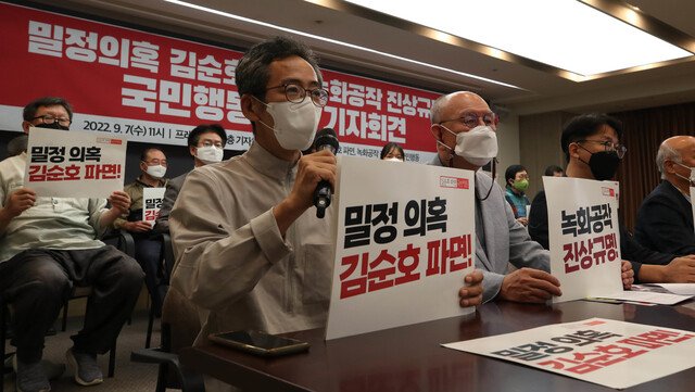 인노회 사건 피해자 이성우씨(앞줄 맨 왼쪽)가 7일 오전 서울 중구 한국언론회관에서 열린 ‘밀정의혹 김순호 파면, 녹화공작 진상규명 국민행동 발족 기자회견’에서 발언하고 있다. 백소아 기자 thanks@hani.co.kr