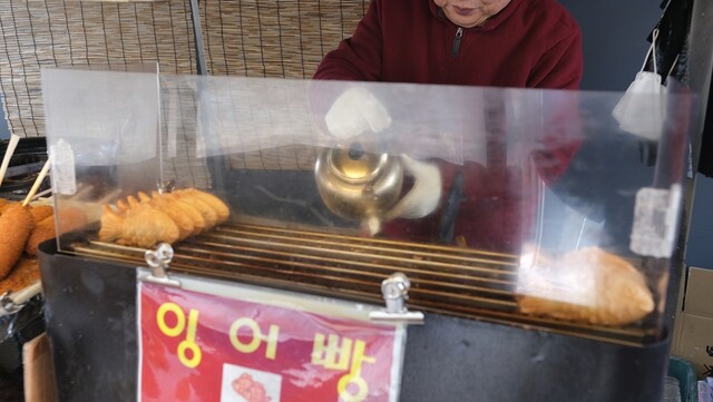 22일 낮 1시께 서울 종로 인의동 붕어빵 노점에서 사장 김성기(69)씨가 붕어빵을 만들고 있다. 이우연 기자