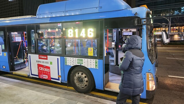 16일 새벽 3시55분에 서울 노원구 상계동 기점을 출발한 8146번 두번째 버스가 신논현역에서 회차하는 모습.