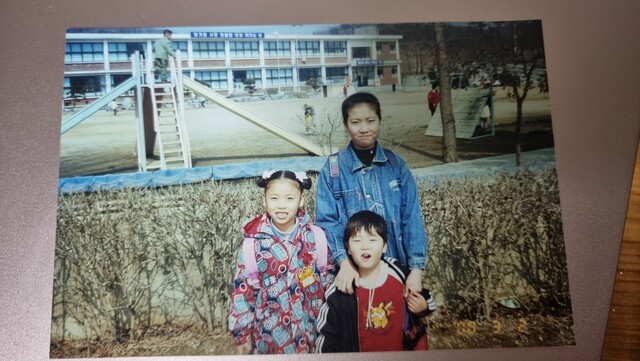 어린 시절 양희준씨(오른쪽 아래)와 작은누나 양현아씨(왼쪽), 큰누나 양진아씨. 유가족 제공