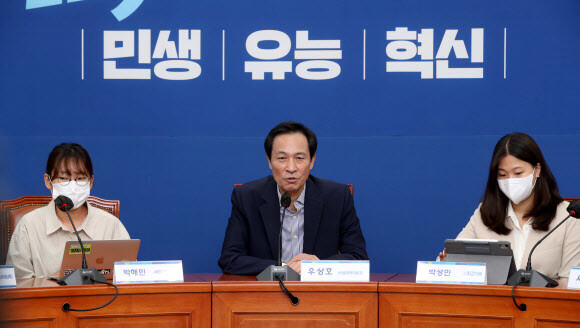 우상호 더불어민주당 비상대책위원장이 16일 오전 국회에서 열린 새로고침특별위원회 제2차 간담회에서 발언하고 있다. 공동취재사진