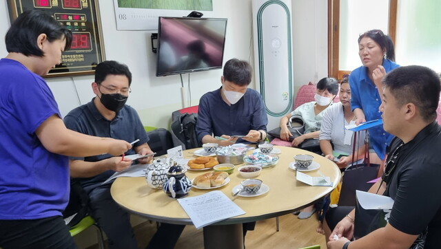 10일 출입국·외국인정책본부 직원들이 우크라이나 탈출 고려인들이 광주 고려인마을에서 만나 체류 문제 등을 이야기하고 있다.고려인마을 제공