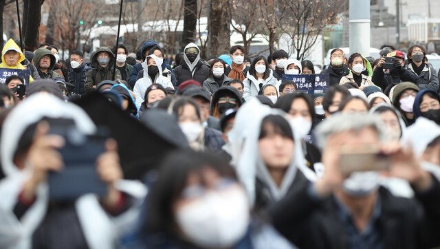 14일 오후 서울 용산구 전쟁기념관 앞에서 10.29 이태원 참사 유가족협의회·10.29 이태원 참사 시민대책회의 주최 3차 시민추모제가 열렸다. 신소영 기자 viator@hani.co.kr