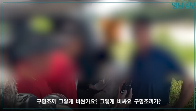 숨진 ㄱ일병의 아버지가 해병대 관계자들에게 항의하는 모습. &lt;영남일보&gt; 유튜브 영상 갈무리