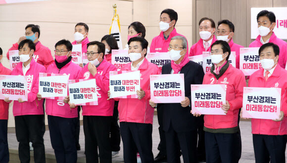 지난 4일 오전 부산 수영구 미래통합당 부산시당에서 열린 통합당 부산현장 선거대책위원회 회의에서 김종인 통합당 총괄선대위원장과 원유철 미래한국당 대표, 부산지역 출마한 후보들이 손팻말을 들고 구호를 외치고 있다. 연합뉴스