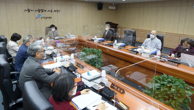 최영애 국가인권위원장을 비롯한 상임위원들이 25일 서울 중구 국가인권위원회에서 전원위원회를 진행하고 있다. 사진공동취재단.
