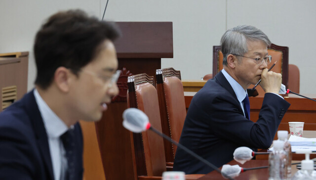 지난 17일 국회에서 열린 교육위원회의 ‘취업 후 학자금 상환 특별법 일부개정법률안’에 대한 안건조정위원회에서 민형배 무소속 의원이 자신의 안건조정위원회 참여에 대한 국민의힘의 문제 제기 발언을 듣고 있다. 연합뉴스