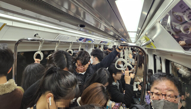 지난 4월12일 아침 8시14분 김포도시철도 사우역에서 풍무역으로 향하는 열차에 사람들이 가득 차 있다. 고병찬 기자